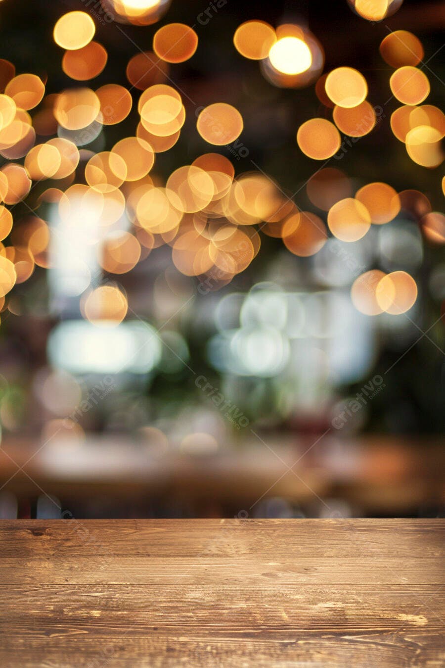 Mesa de madeira rústica com luzes bokeh douradas em fundo desfocado noturno