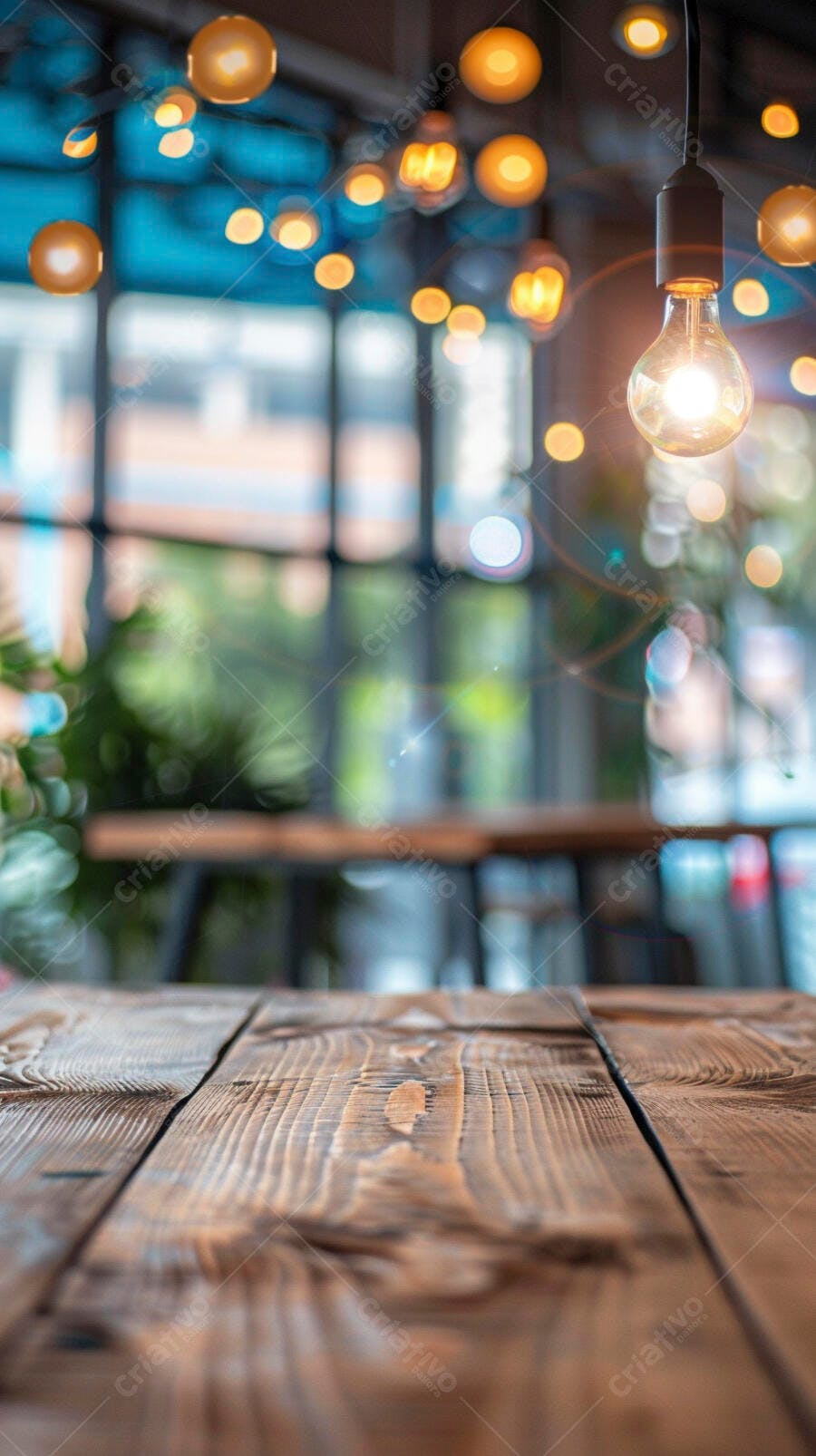 Mesa de madeira rústica e lâmpadas decorativas em café moderno