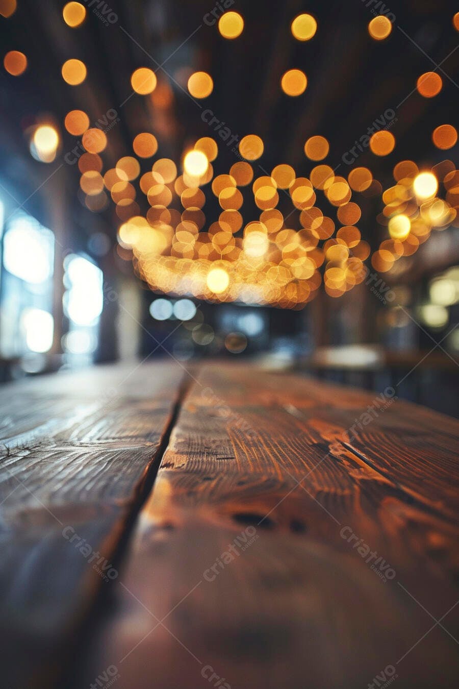 Mesa de madeira rústica com luzes bokeh douradas em ambiente acolhedor noturno
