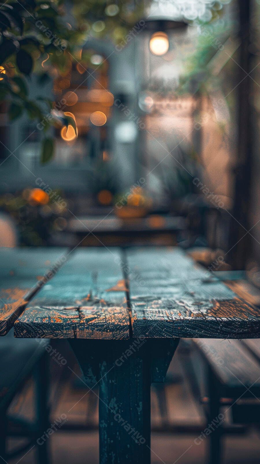 Mesa de madeira rústica em jardim com luzes bokeh no anoitecer