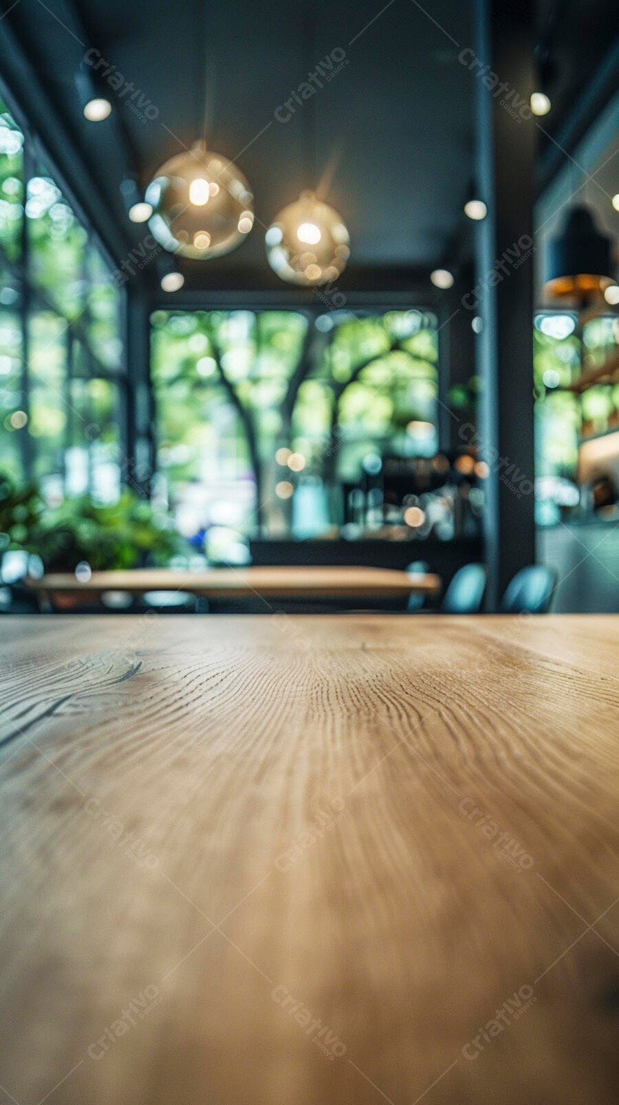 Mesa de madeira rústica em café moderno com luz natural e fundo verde borrado