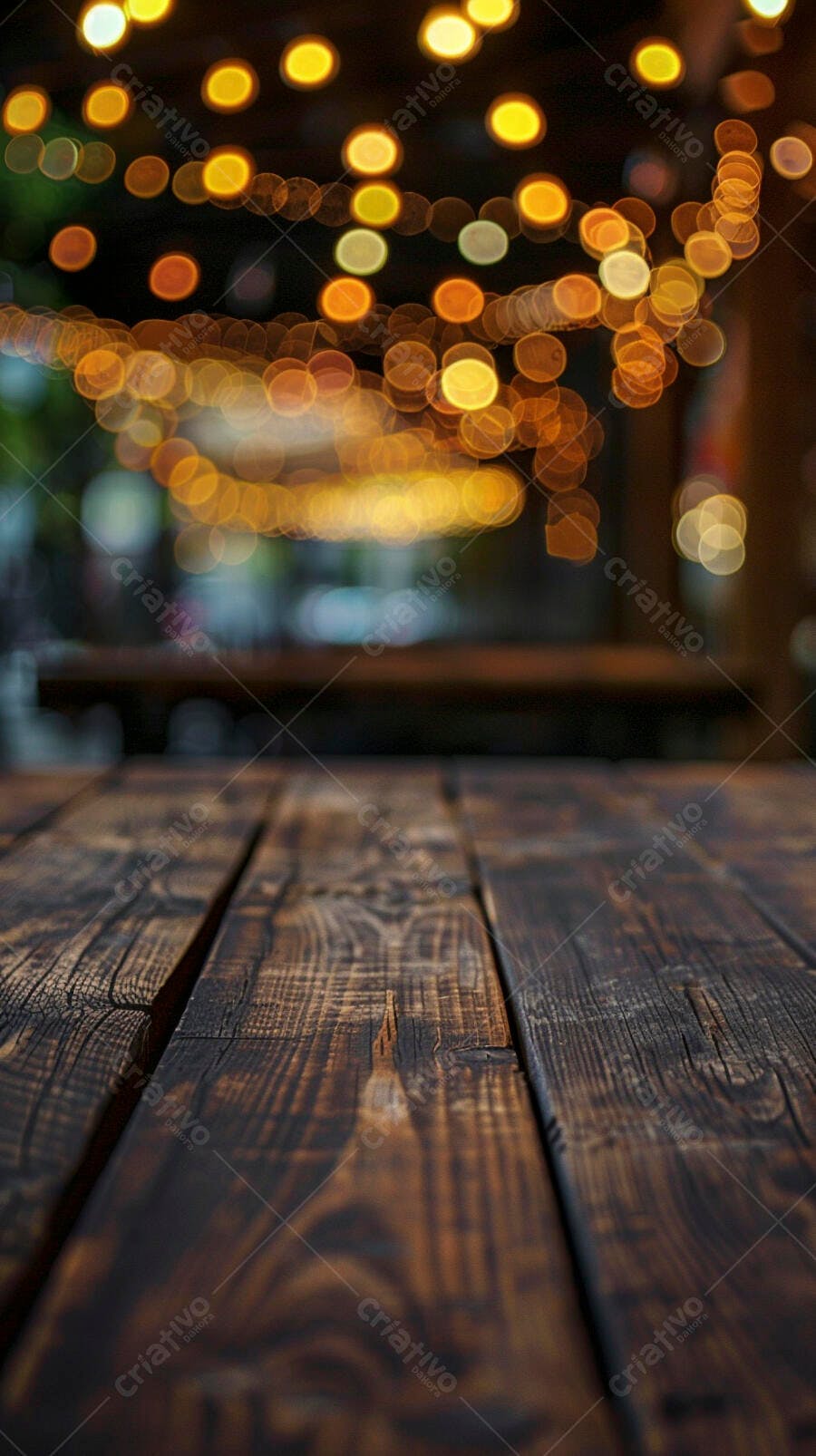Mesa de madeira rústica com luzes bokeh douradas ao fundo em ambiente noturno