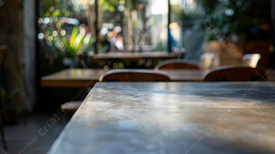 Mesa de café cinza com luz natural em cafeteria rústica