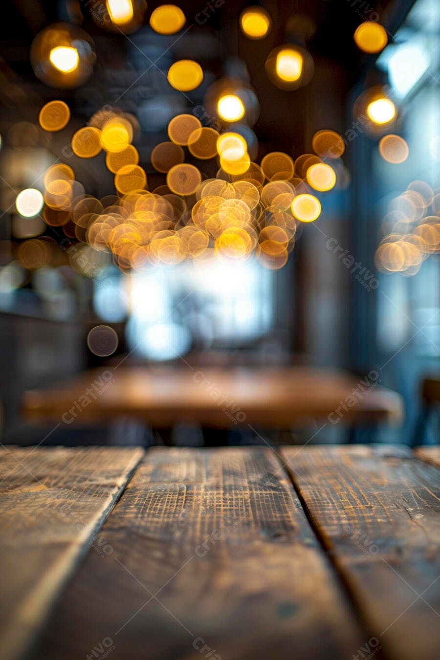Mesa de madeira rústica com luzes bokeh douradas em café acolhedor