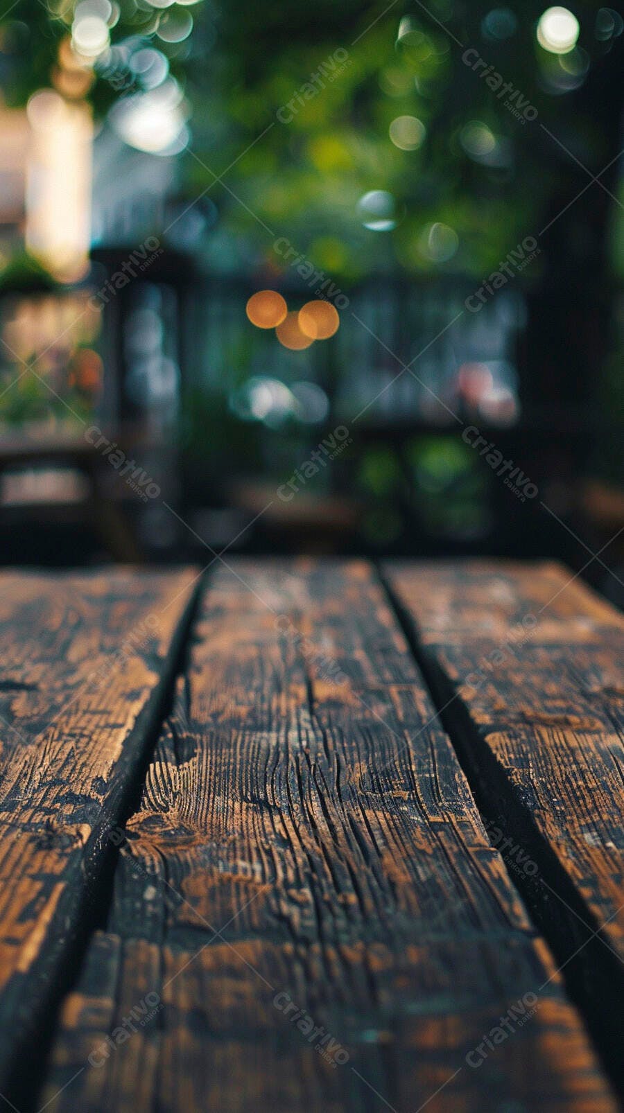 Mesa de madeira rústica com luzes bokeh e folhagem verde ao fundo