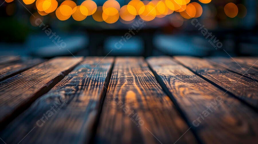 Mesa rústica de madeira escura com luzes bokeh ao fundo à noite