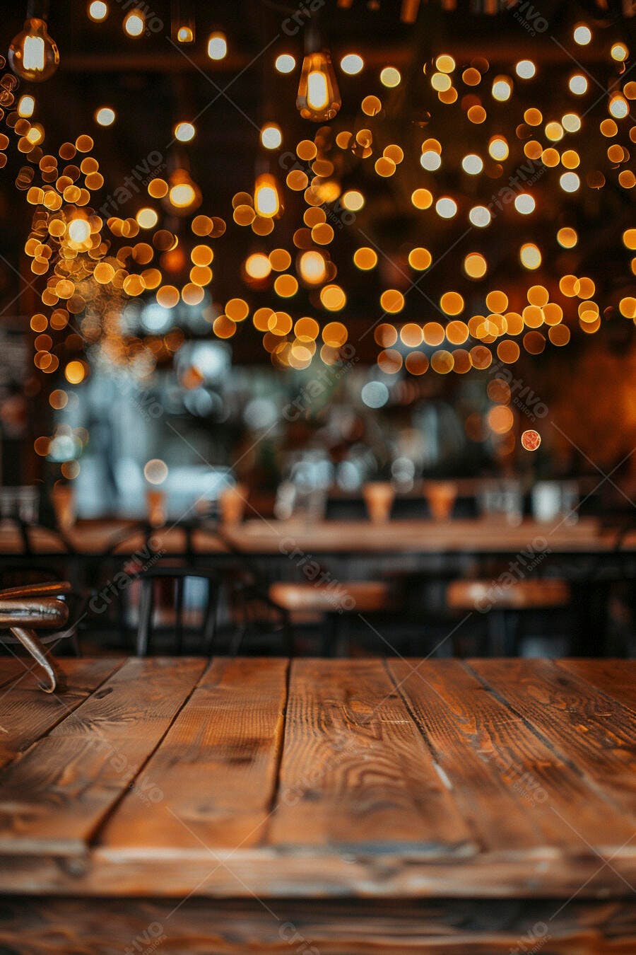 Mesa de madeira rústica com luzes bokeh douradas em café aconchegante