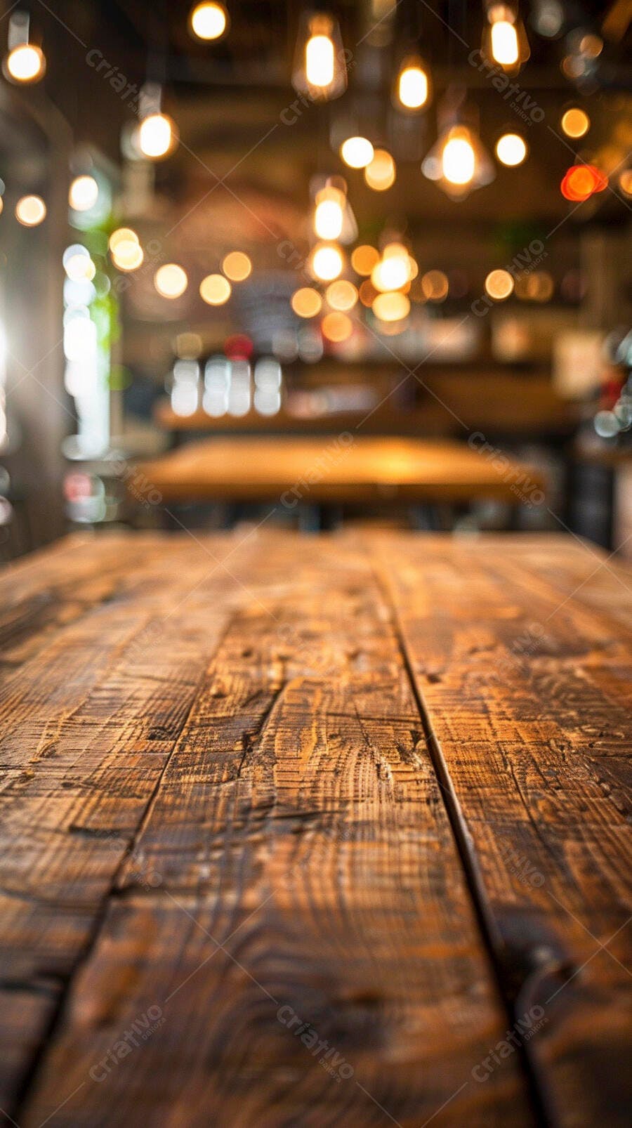 Mesa de madeira rústica em ambiente acolhedor com luzes bokeh