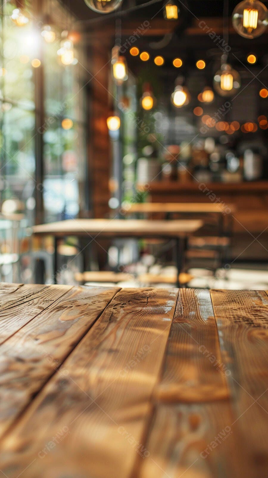 Mesa rústica de madeira em café aconchegante com luzes vintage