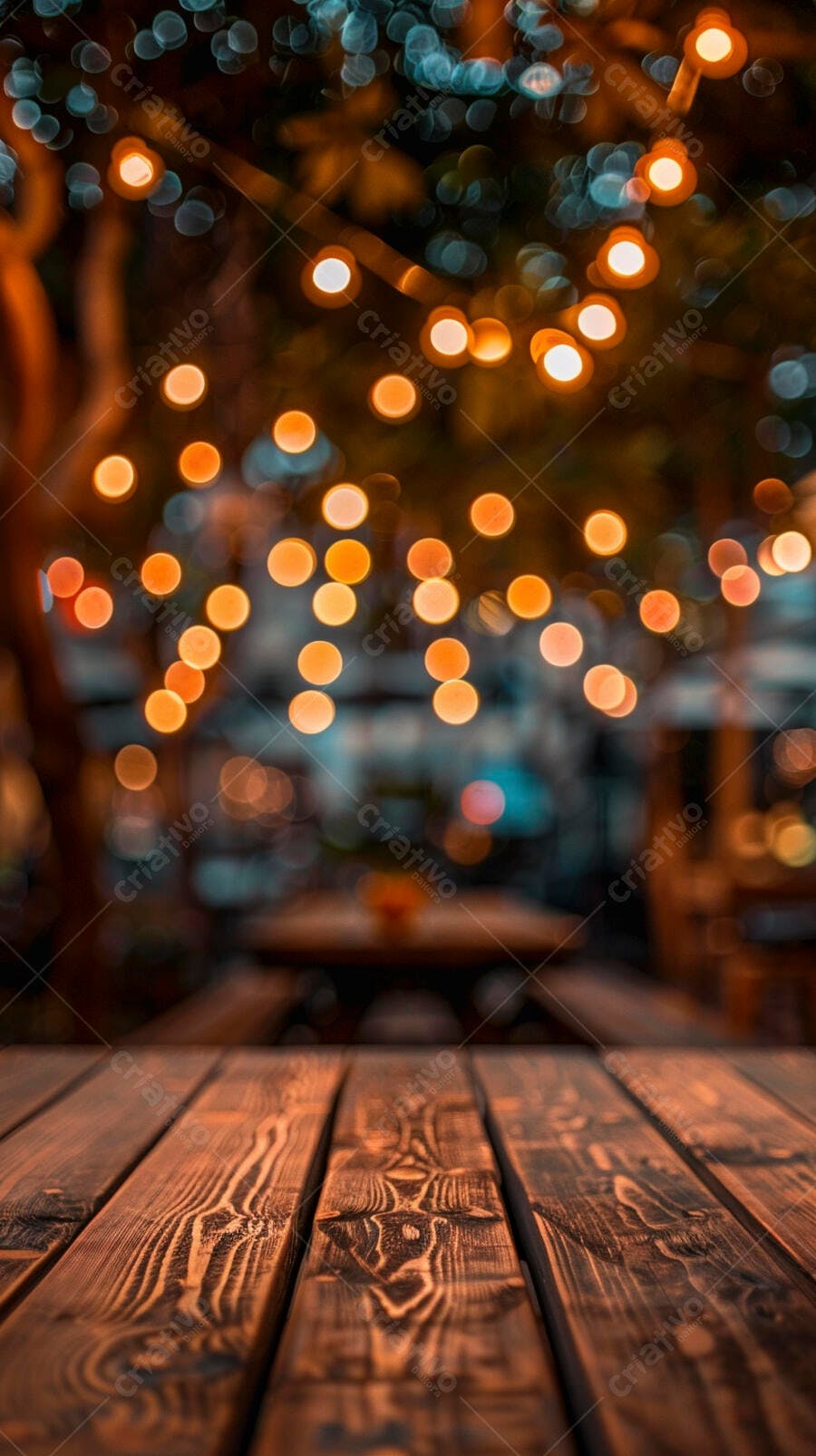 Luzes bokeh laranja cintilantes sobre mesa de madeira rústica em ambiente noturno