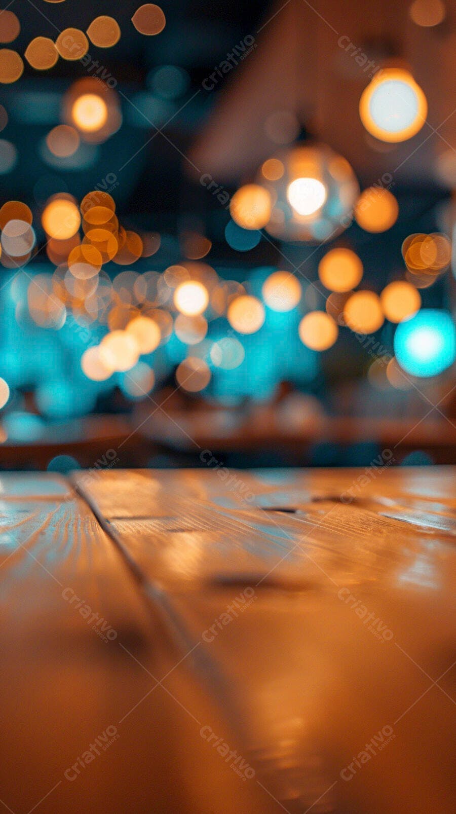 Mesa de madeira rústica com luzes bokeh em fundo desfocado ambiente noturno