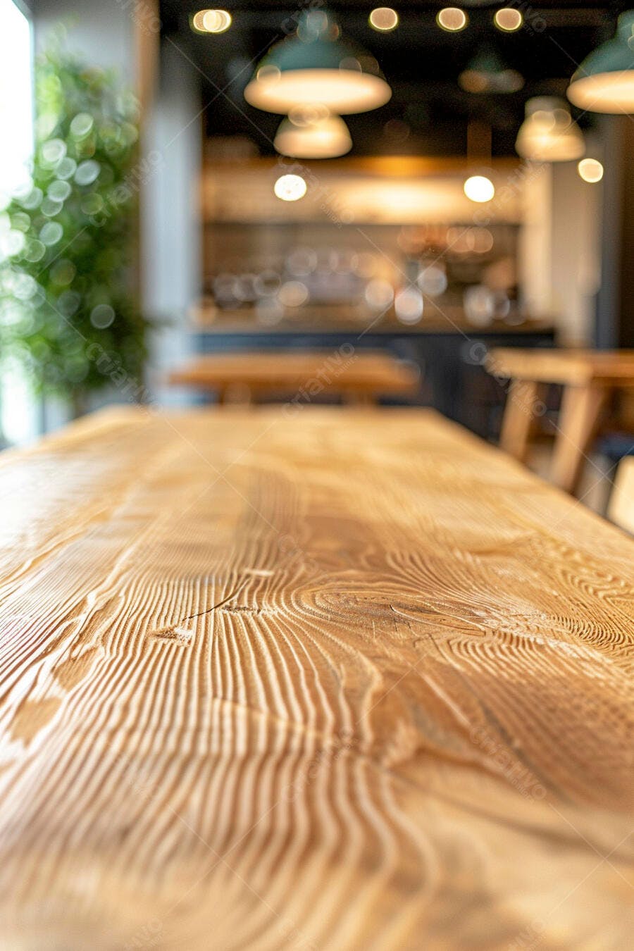 Mesa de madeira rústica em café com iluminação aconchegante