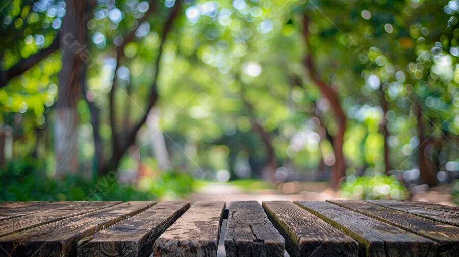 Mesa de madeira rústica com fundo verde de parque desfocado bokeh