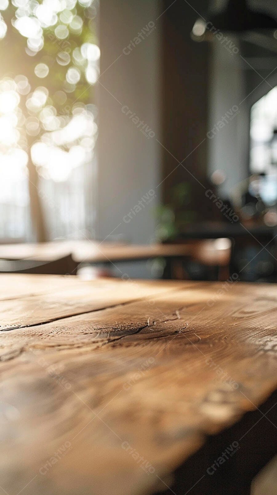 Mesa de madeira rústica com luz solar e bokeh em ambiente interno