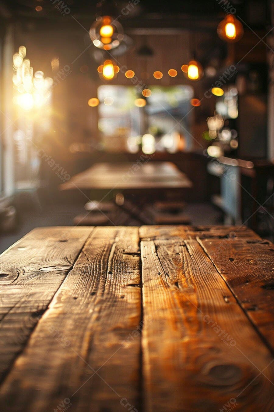 Mesa de madeira rústica em café com luz solar matinal
