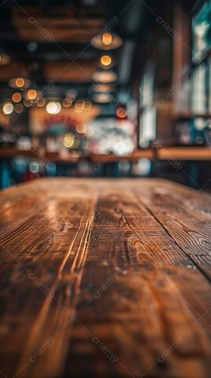 Mesa de madeira rústica em café com luzes quentes e fundo bokeh