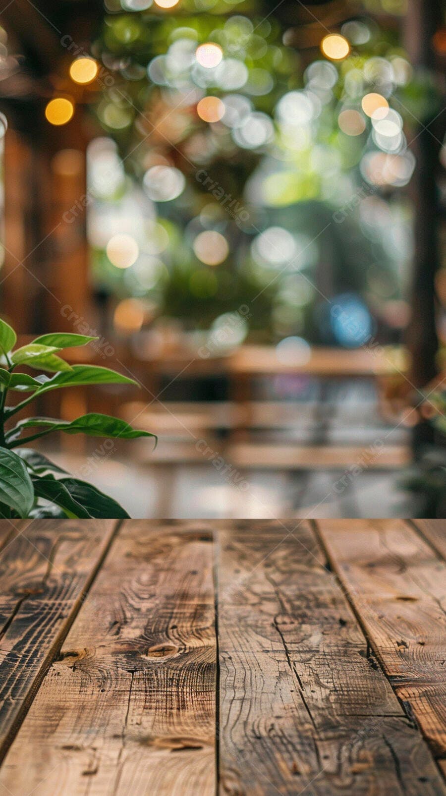 Mesa de madeira rústica em café com luzes bokeh e folhagem verde