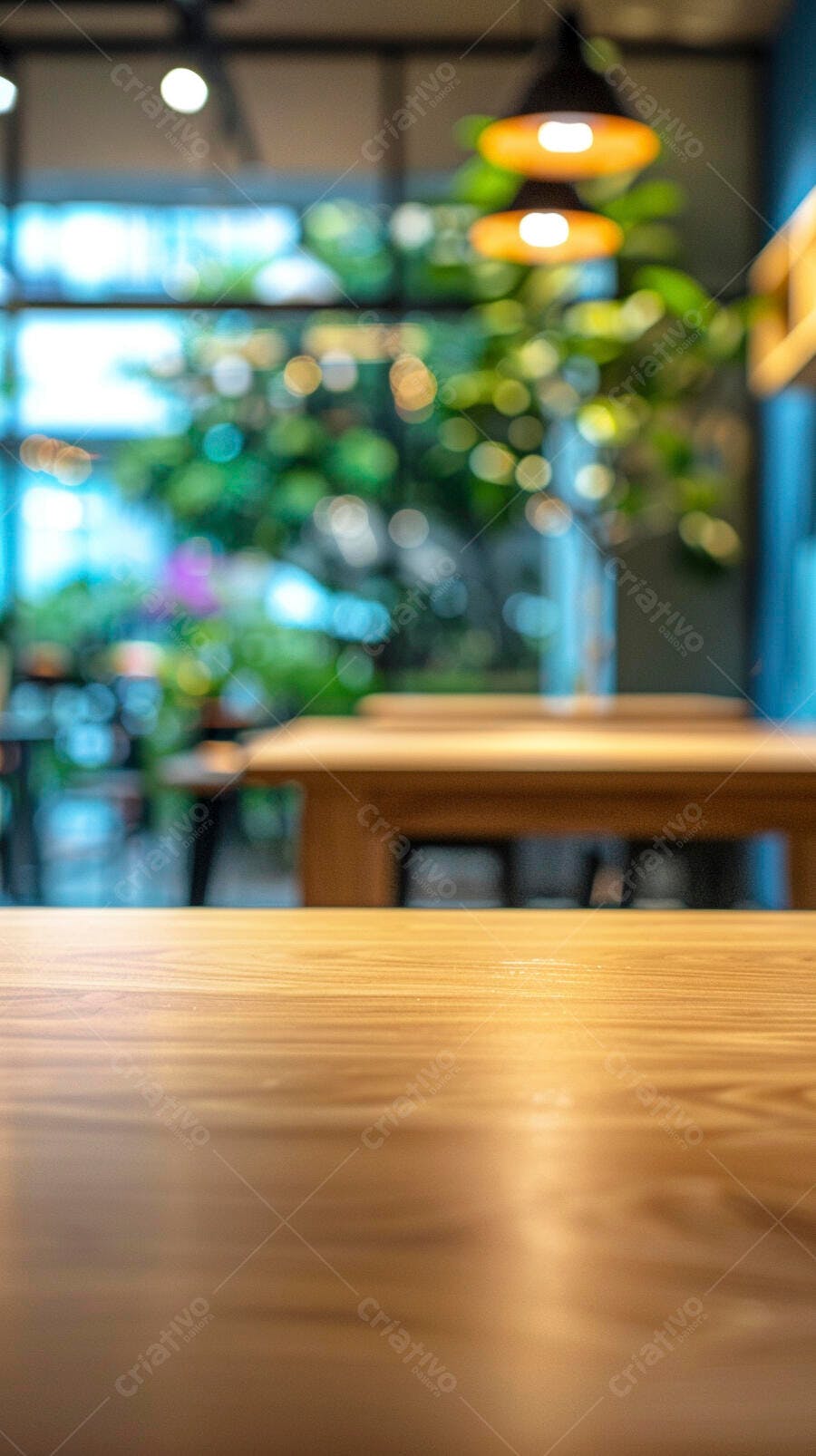Mesa de madeira clara com fundo desfocado de café e luzes quentes
