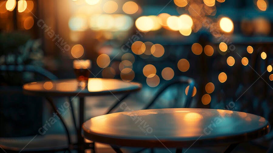 Mesas de café vazias com luzes bokeh douradas ao anoitecer