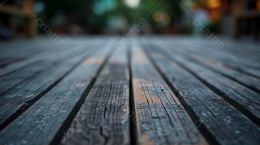 Madeiras de deck rústico com gotas de chuva e fundo desfocado