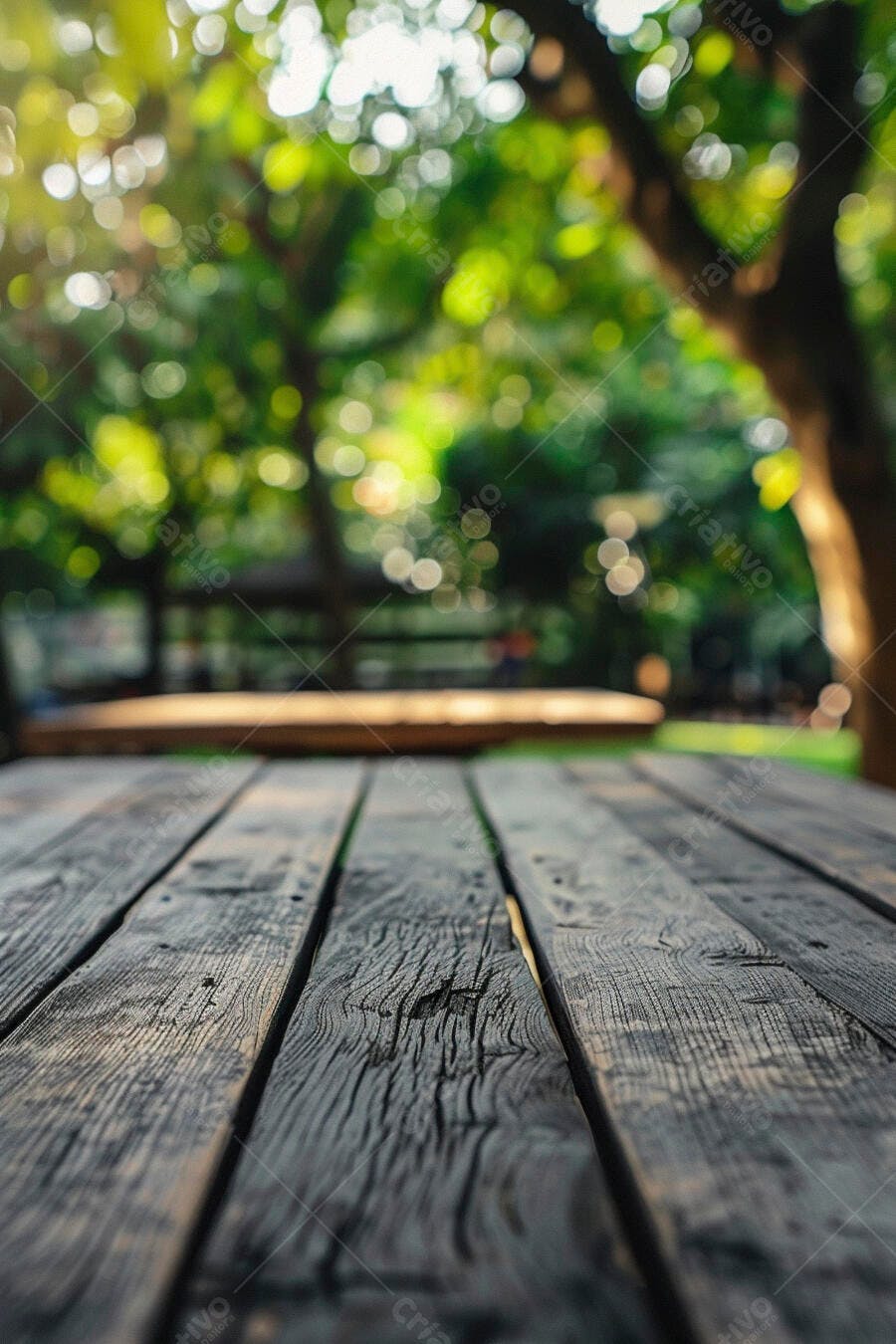 Mesa de madeira rústica em parque ensolarado com bokeh verde