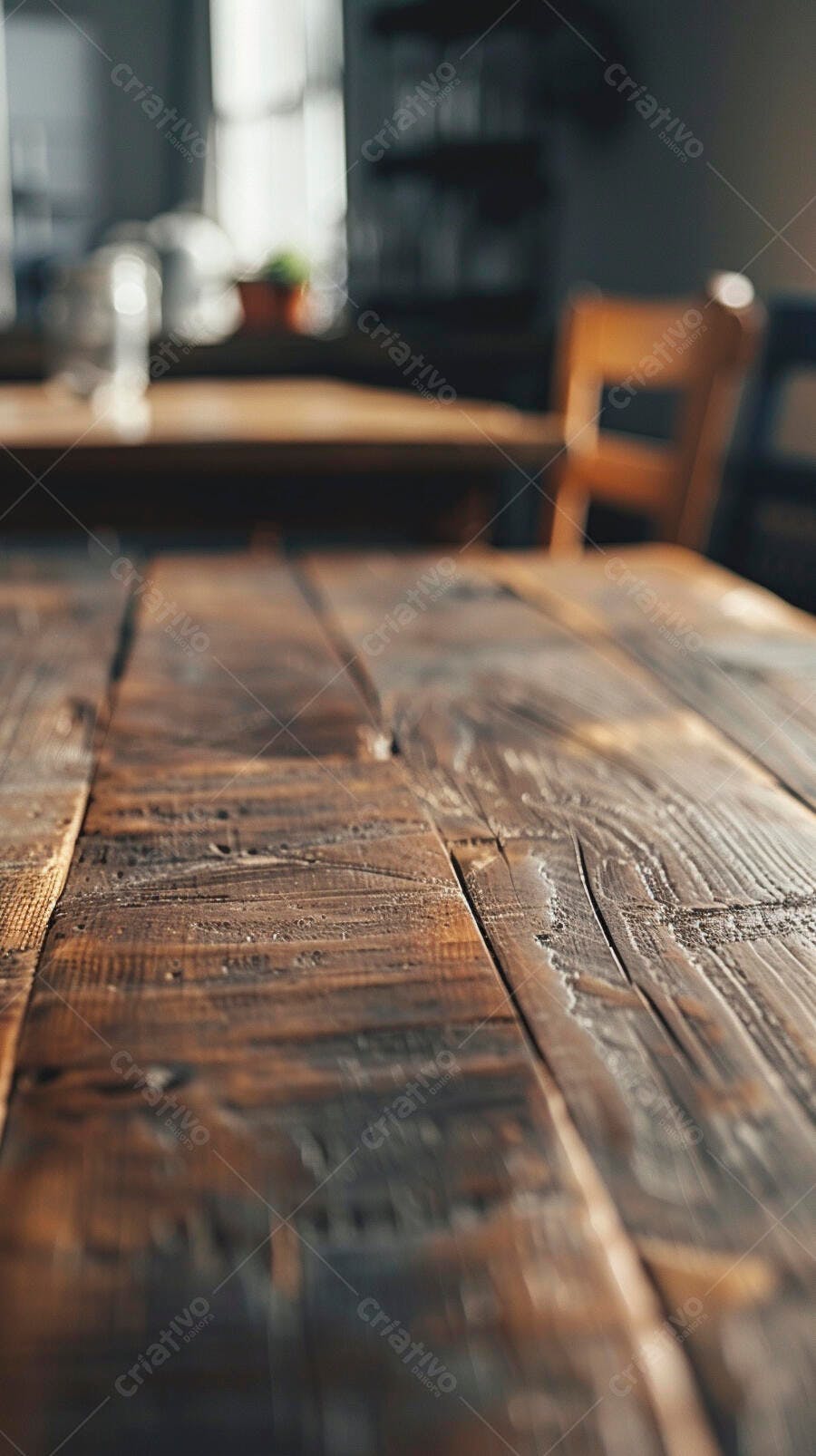Mesa de madeira rústica com luz natural suave em ambiente de cozinha