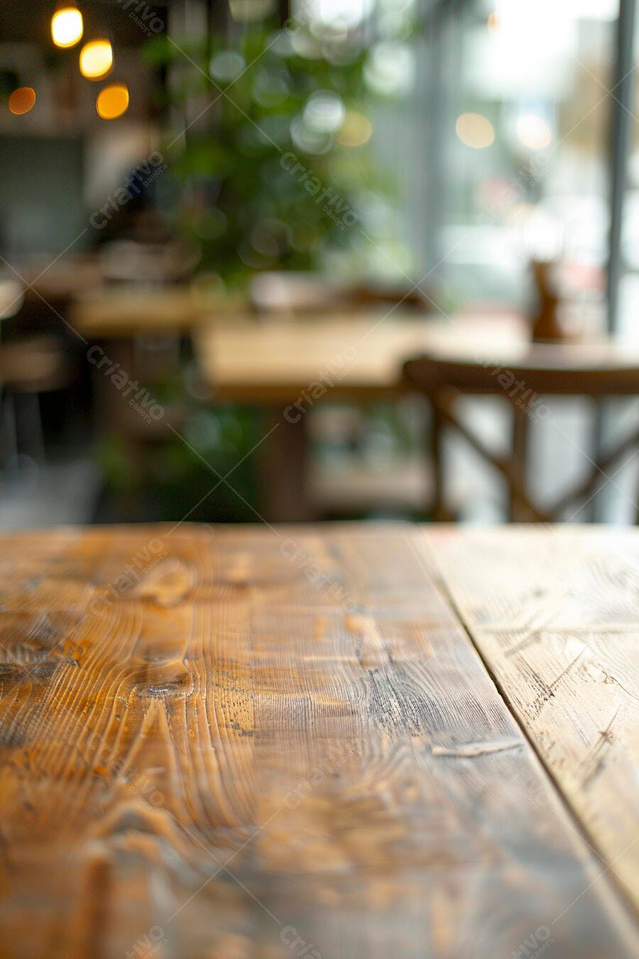 Mesa de madeira rústica em café com fundo desfocado e luzes quentes