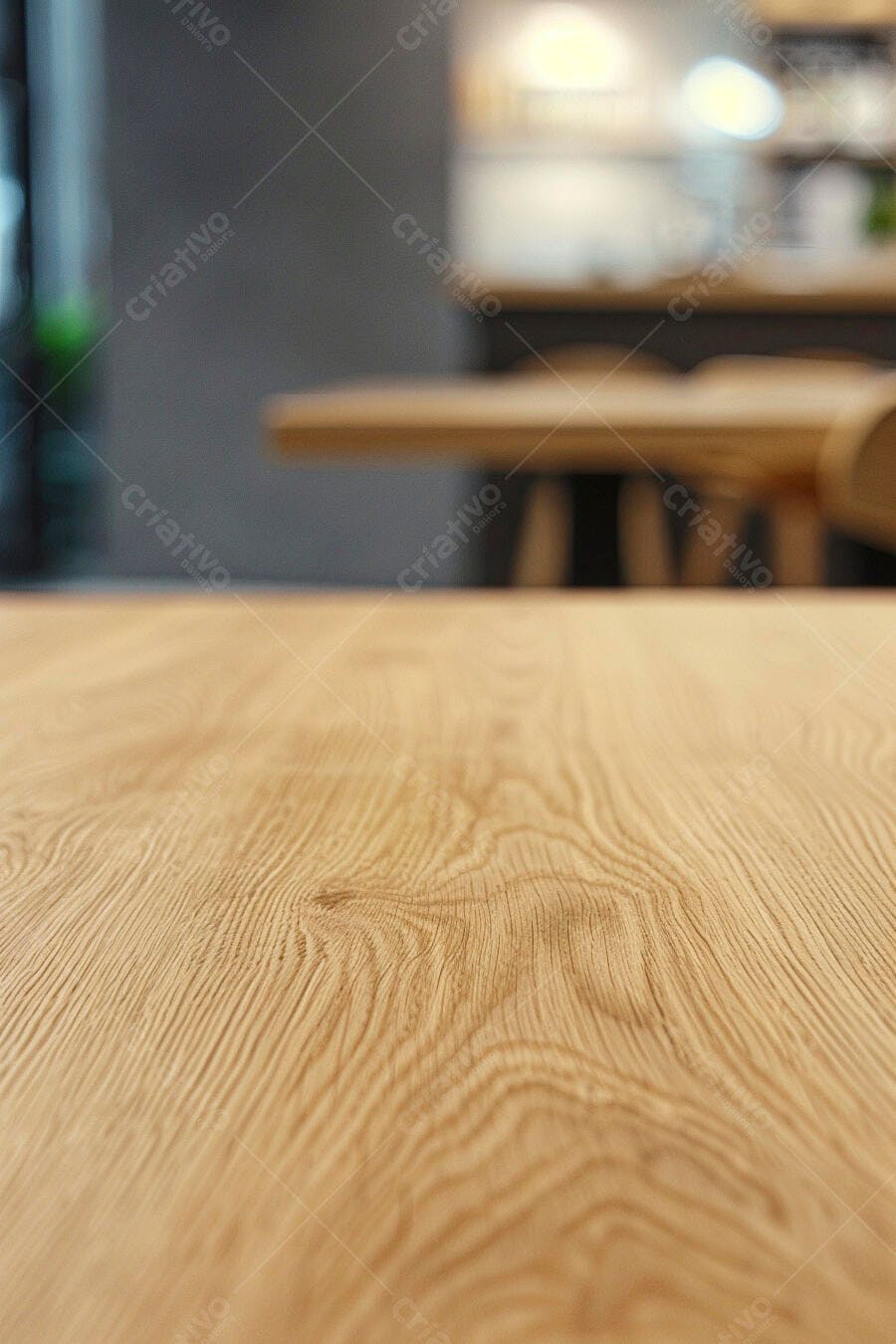 Mesa de madeira clara com textura natural em ambiente de cafeteria desfocado