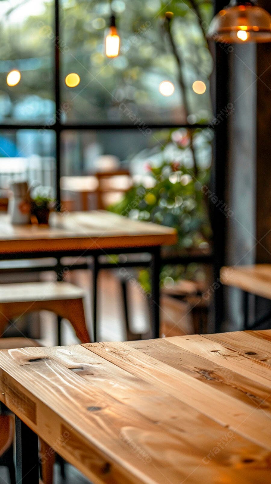 Mesa de madeira rústica em café com luz quente e vista da janela