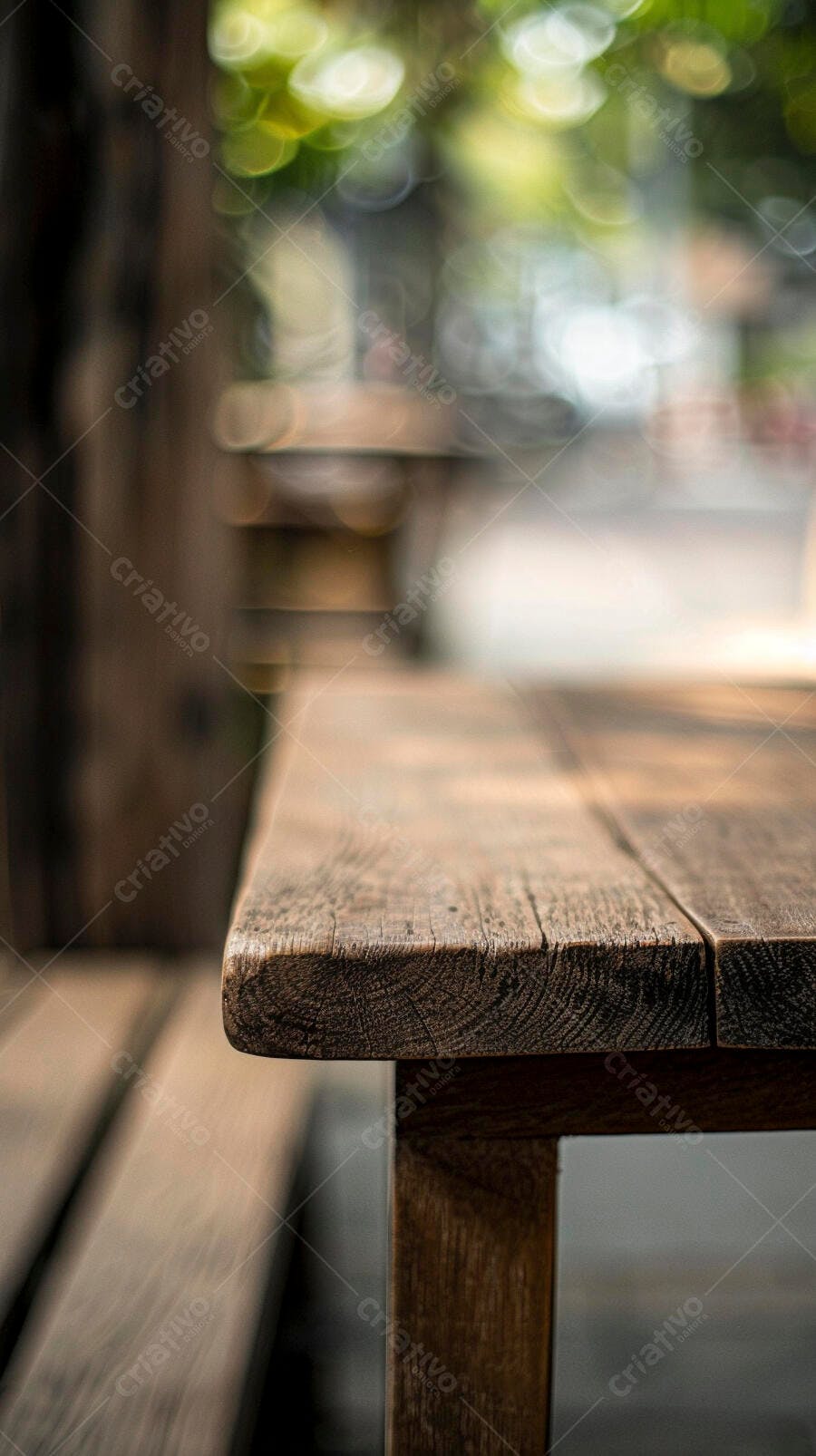 Mesa de madeira rústica ao ar livre com fundo verde natural desfocado