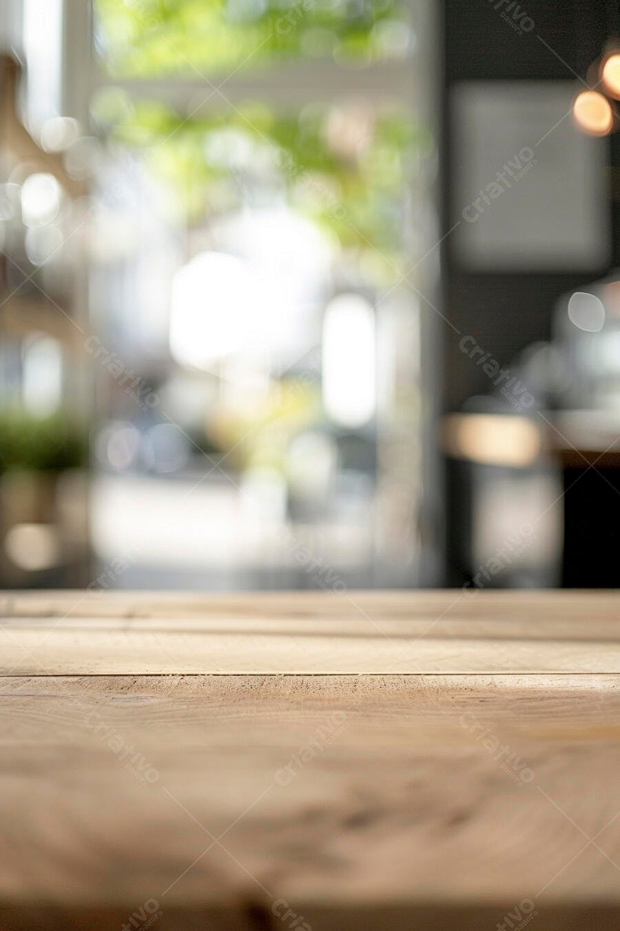 Mesa de madeira clara com fundo desfocado de ambiente interno iluminado