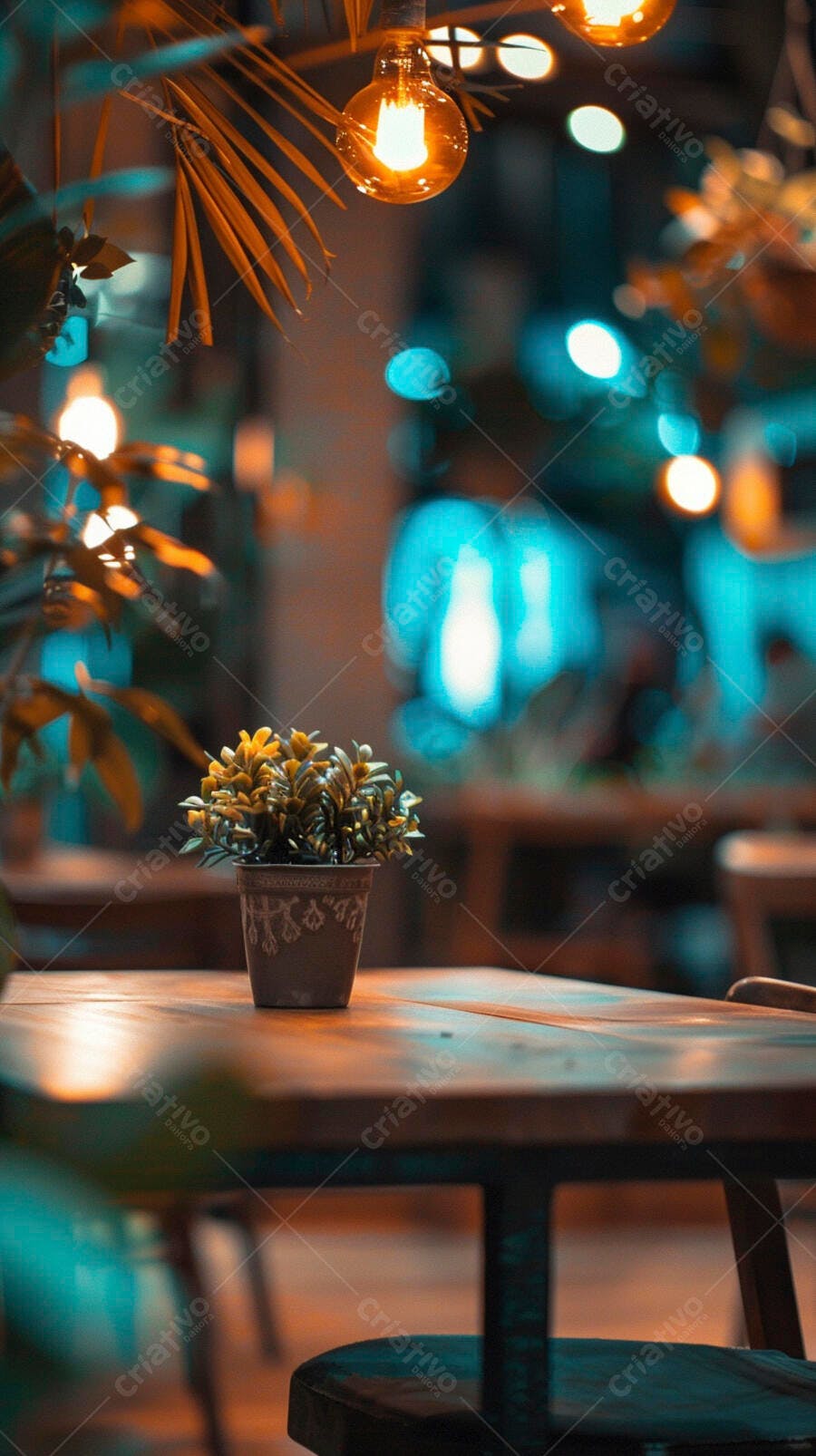 Vaso de planta em mesa de madeira com luzes âmbar e azuis em café noturno