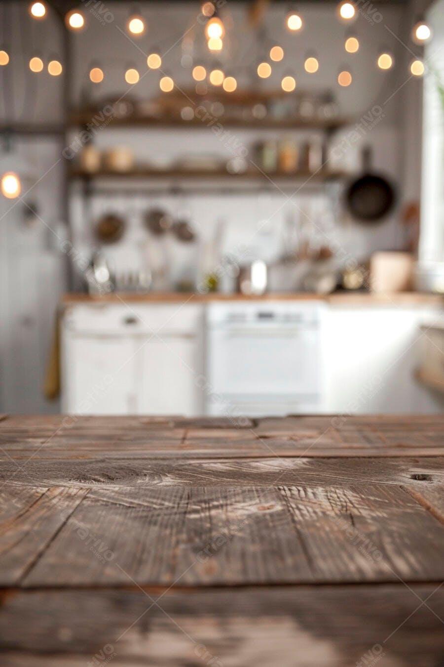 Mesa de madeira rústica com fundo de cozinha desfocado e luzes festivas