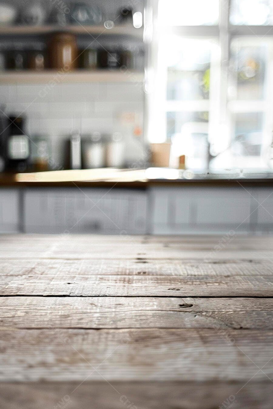 Mesa de madeira rústica em cozinha com luz natural e fundo desfocado