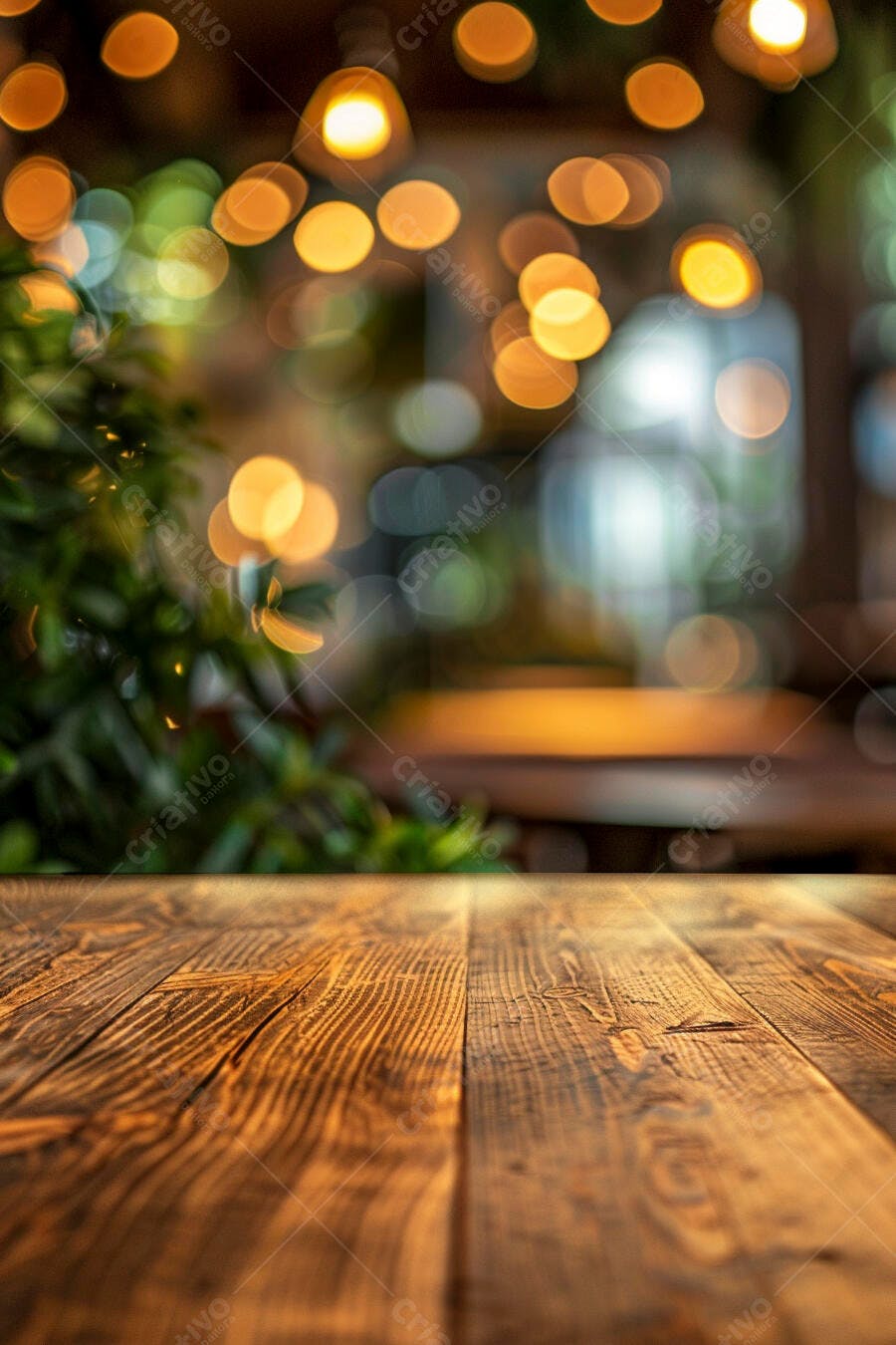 Mesa de madeira vazia com luzes bokeh e folhagem verde ao fundo