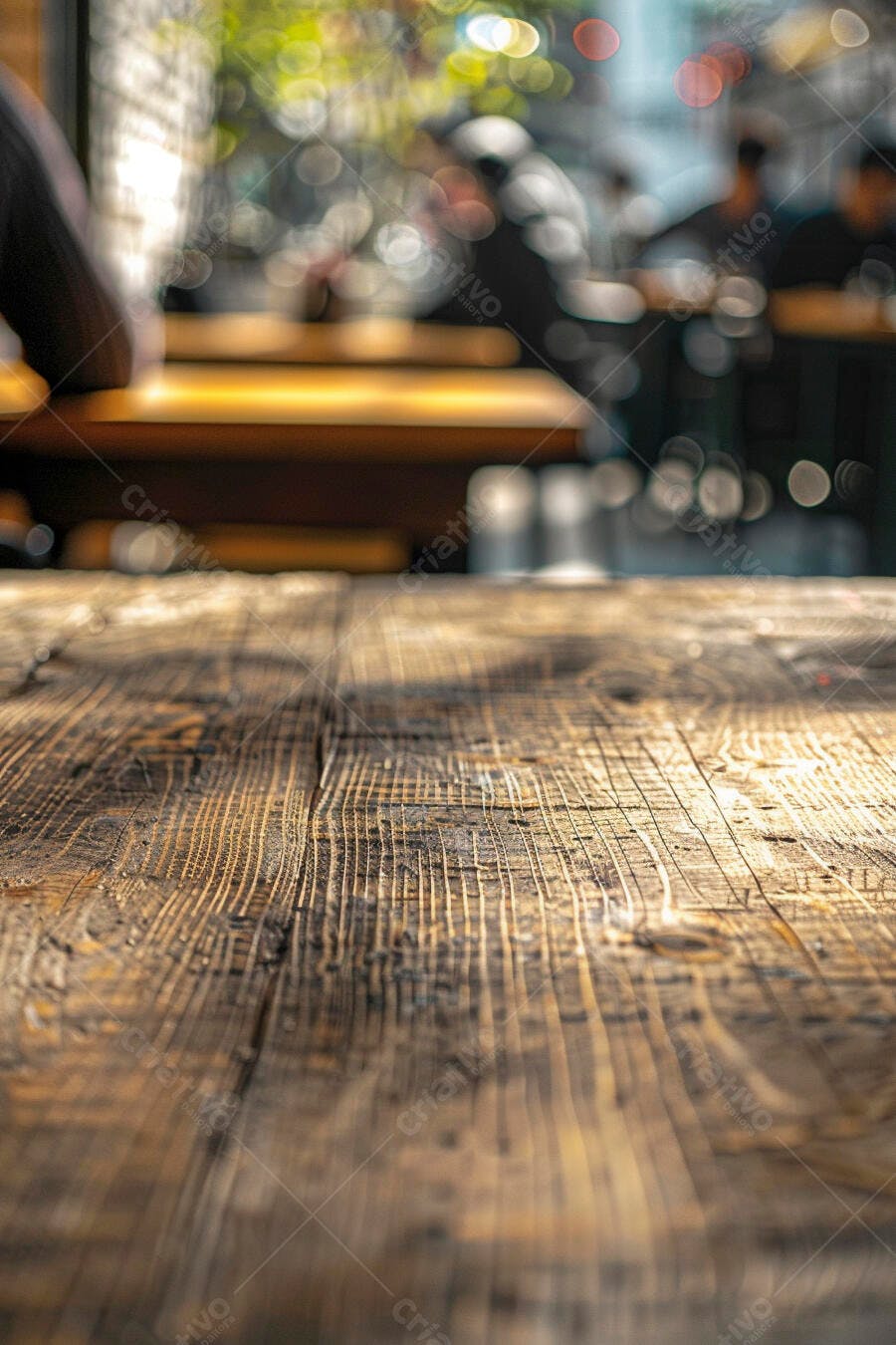 Mesa de madeira rústica em café movimentado com fundo desfocado
