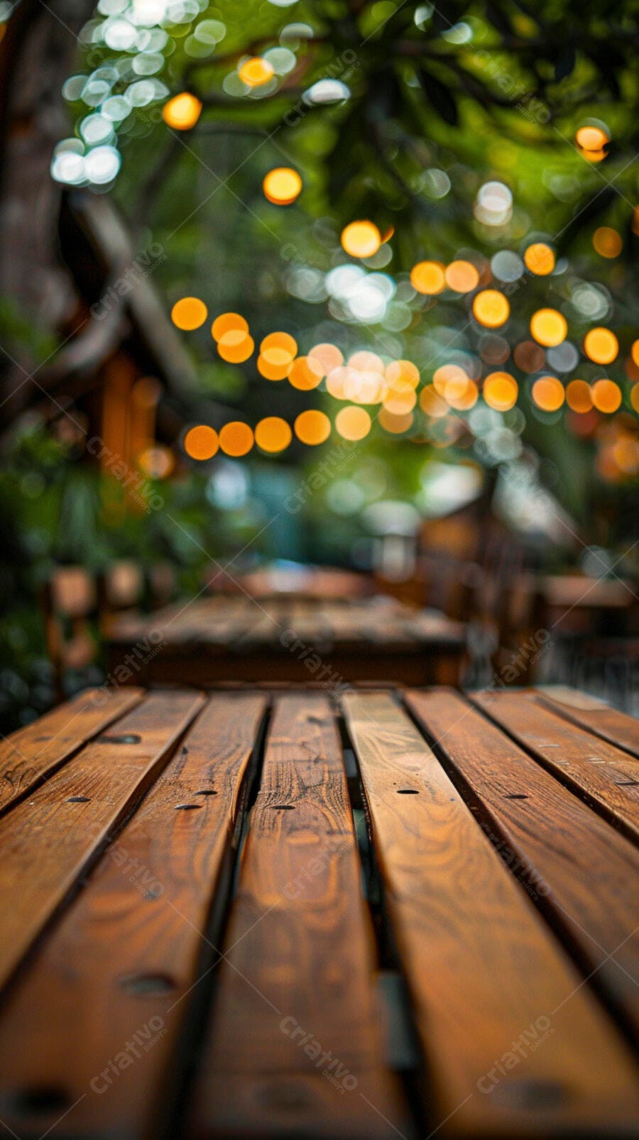Mesa de madeira em jardim com luzes bokeh ao anoitecer