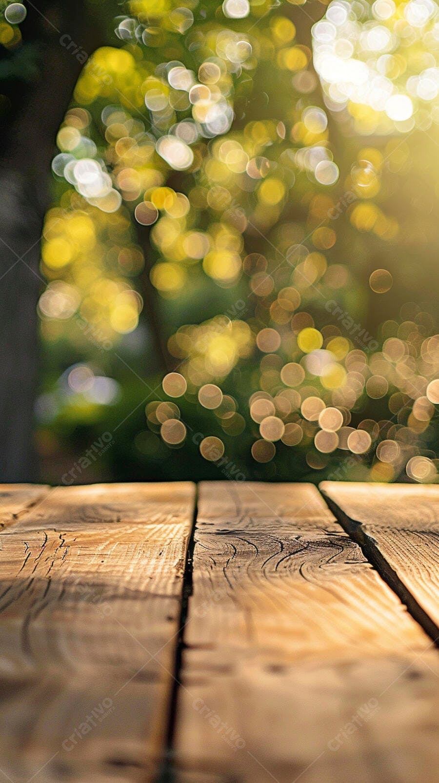 Mesa de madeira rústica com bokeh verde e luz solar dourada