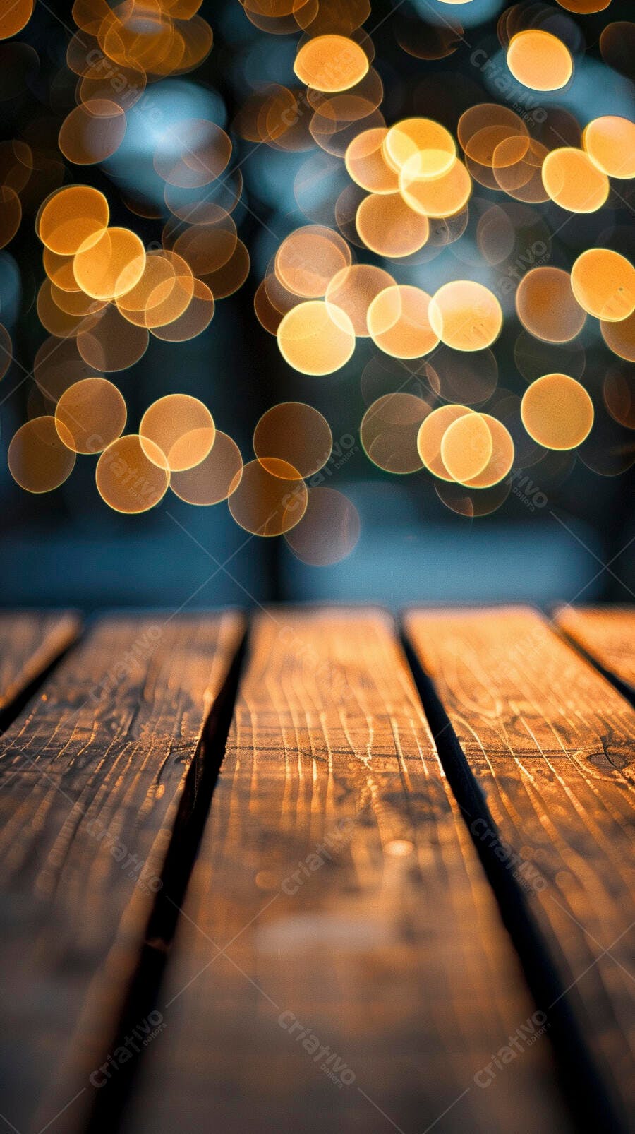 Mesa de madeira rústica com luzes bokeh douradas ao fundo à noite