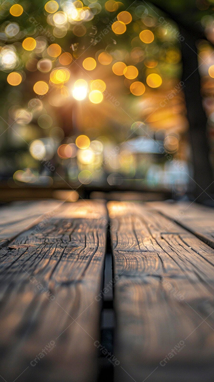 Mesa de madeira escura com luzes bokeh douradas brilhantes no fundo