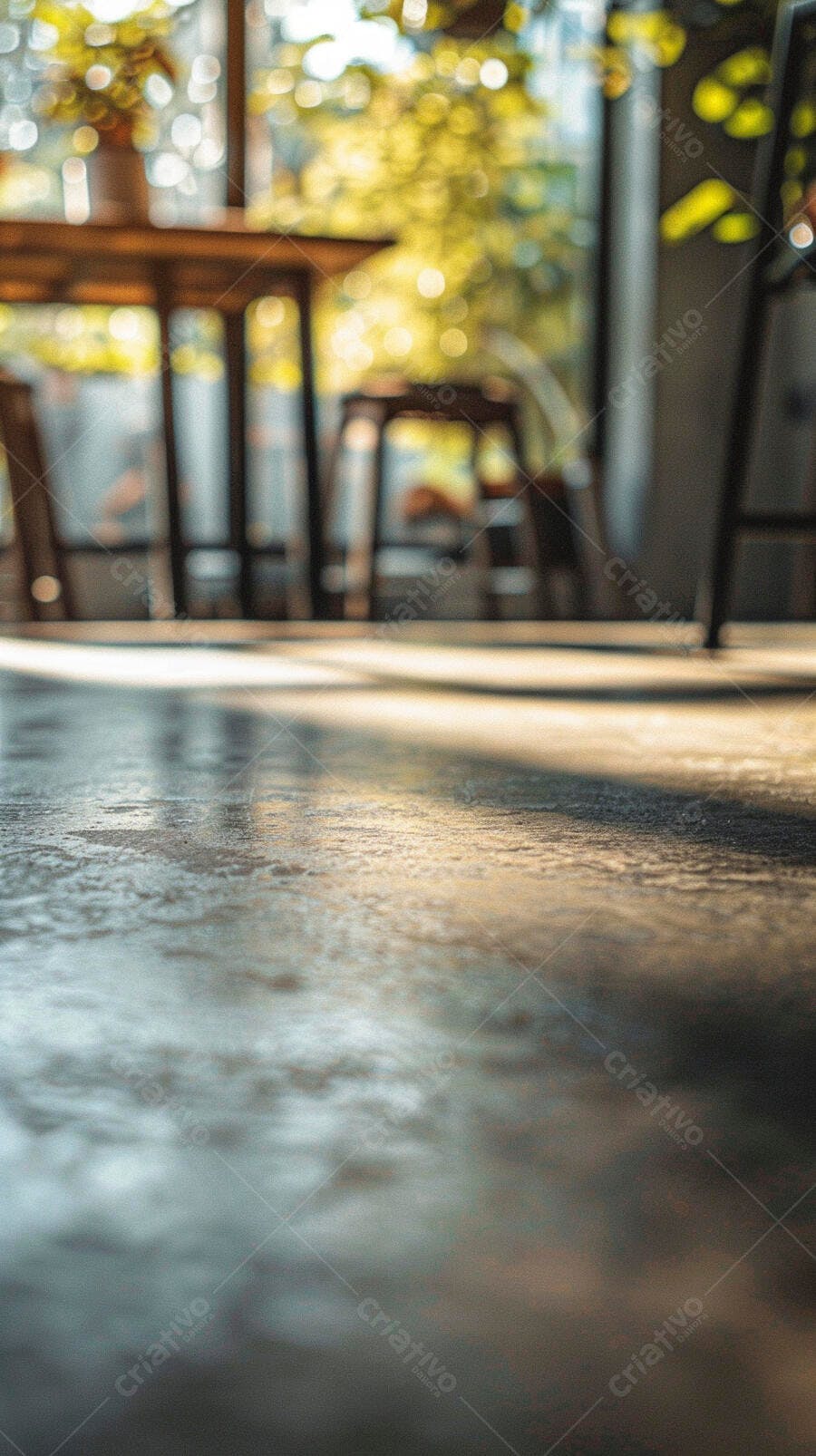 Chão de cimento em cafeteria com luz dourada da janela