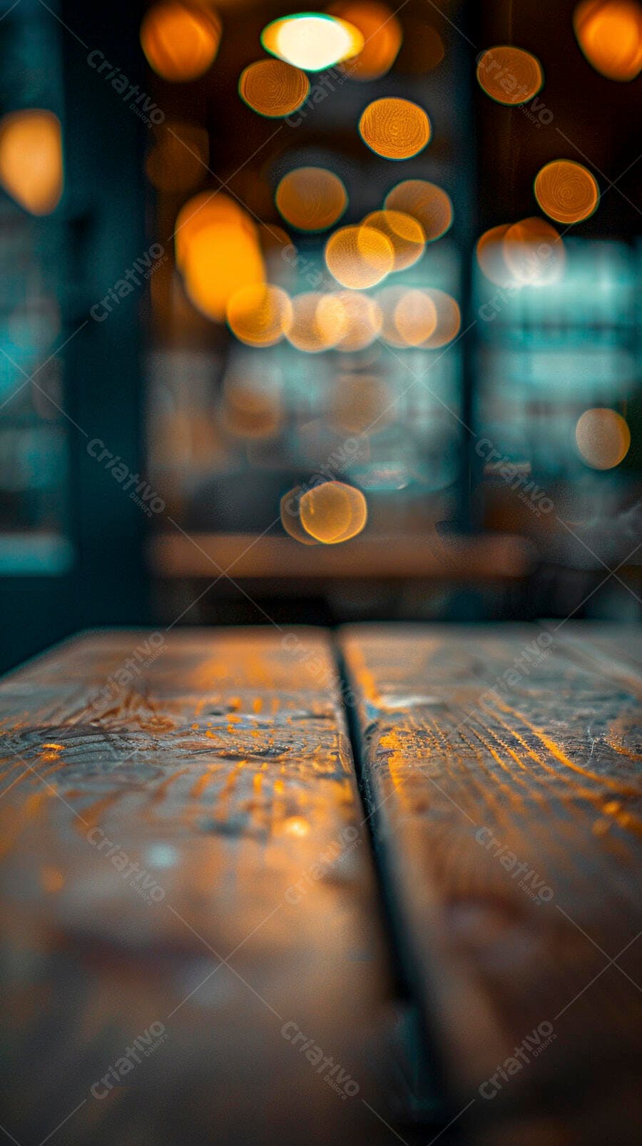 Tábua de madeira rústica com luzes bokeh laranja ao fundo