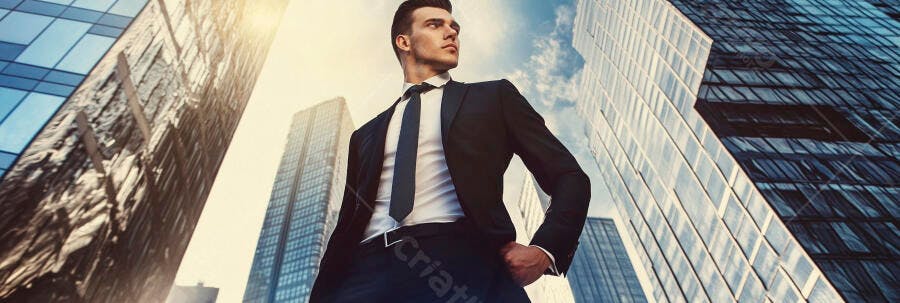 Homem caucasiano empresário em terno preto com prédios modernos e sol forte