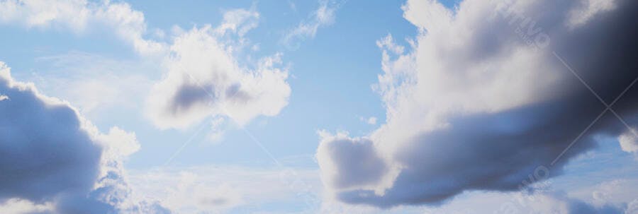 Céu azul claro com nuvens brancas e cinzas volumosas em dia ensolarado