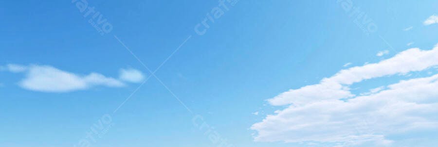 Céu azul claro com nuvens brancas esparsas em dia ensolarado