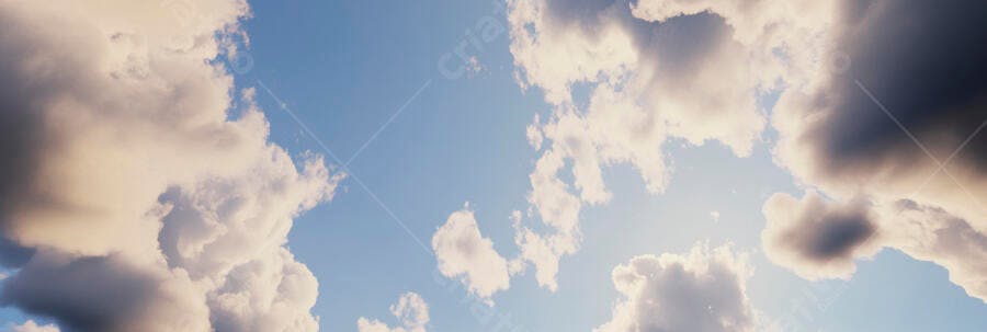 Nuvens brancas e cinzas no céu azul claro com luz solar