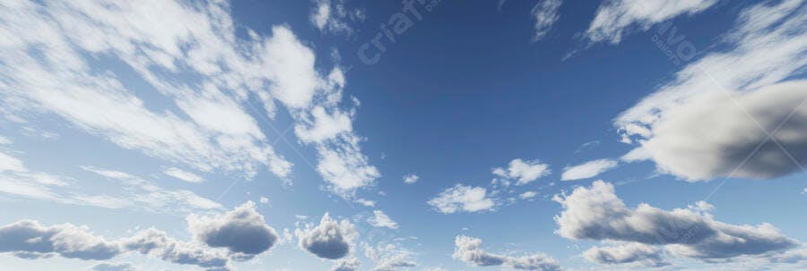 Céu azul com nuvens brancas e expansivas em dia ensolarado, perspectiva ampla