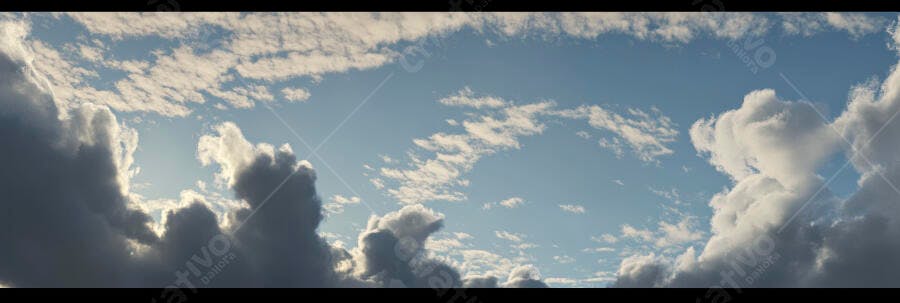 Céu azul com nuvens brancas e cinzas dramáticas em paisagem panorâmica