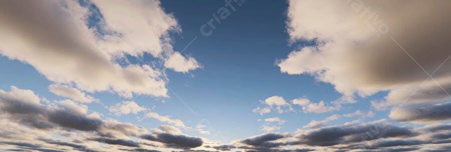 Céu azul com nuvens brancas e cinzas vastas ao entardecer