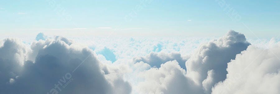 Nuvens brancas e cinzas fofas em um vasto céu azul claro vista aérea